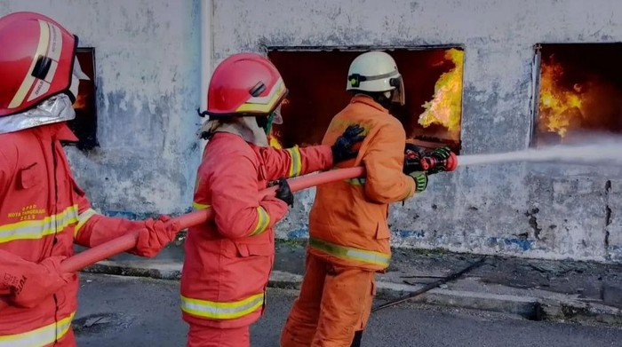Pemadaman kebakaran gudang di Karawaci, Kota Tangerang