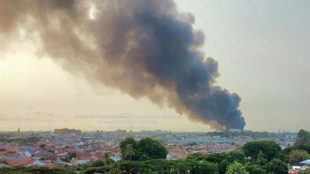 Pemadaman kebakaran gudang di Karawaci, Kota Tangerang