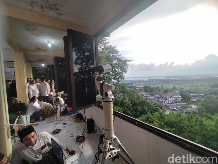 Melihat Pemantauan Hilal 1 Ramadhan 2023 di Bukit Condrodipo Gresik