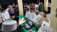 Empat orang saksi yang melihat hilal di Bukit Condrodipo disumpah oleh hakim dari Pengadilan Agama Gresik. (Foto: Jemmi Purwodianto/detikJatim)