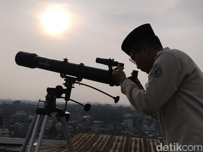 Pemantauan hilal di Observatorium Albiruni Unisba.