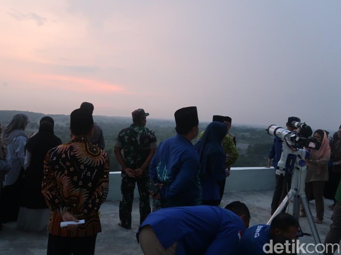 Pemantauan hilal di Pos Observasi Bulan (POB) di Bukit Syekh Bela-Belu, Kalurahan Parangtritis, Kretek, Kabupaten Bantul, DIY, Rabu (22/3/2023).