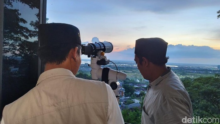 Pemantauan hllal penentuan 1 Ramadhan 1444 Hijriah di Bukit Condrodipo Gresik