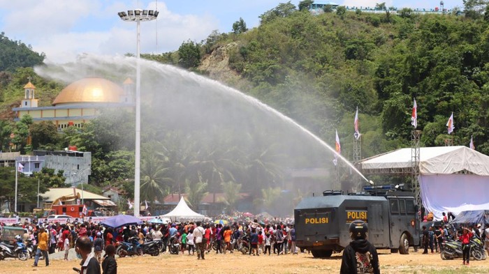 Pembagian kupon acara jalan sehat HUT ke-15 Gerindra di Jayapura berakhir ricuh.