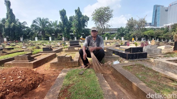 pembersih makam dan penjual bunga di TPU Menteng Pulo