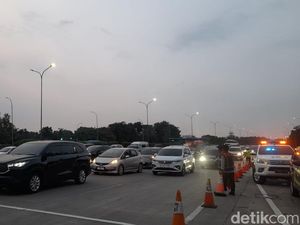 Jalan Tol Jagorawi KM 15 Arah Cibubur Macet Malam Ini