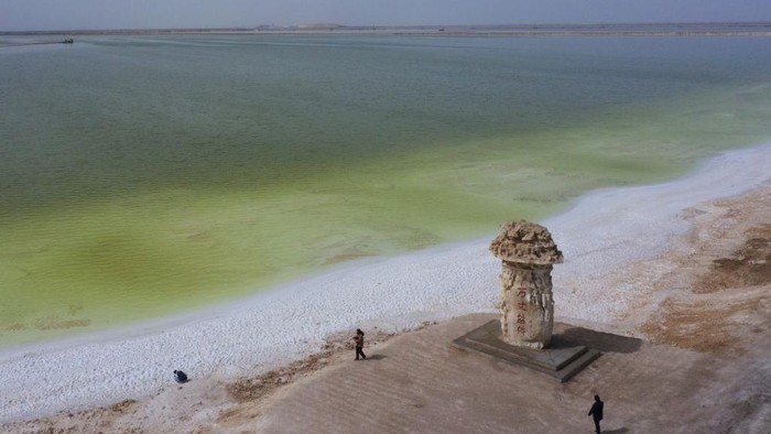 Penampakan Danau Garam Terbesar di China Danau Garam Qarhan merupakan danau garam terbesar di China. Danau ini memiliki warna hijau karena kompisisi kimia.