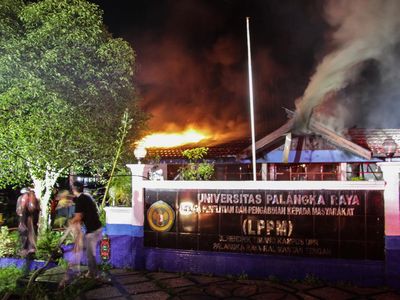 Potret Kebakaran Gedung LPPM Universitas Palangka Raya Dini Hari Tadi