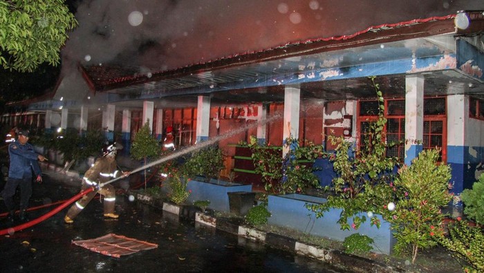Sejumlah petugas dan relawan pemadam kebakaran berupaya memadamkan api yang membakar gedung Lembaga Penelitian dan Pengabdian Kepada Masyarakat (LPPM) Universitas Palangka Raya (UPR), Palangka Raya, Kalimantan Tengah, Rabu (22/3/2023) dini hari. Petugas dan para relawan pemadam kebakaran akhirnya berhasil memadamkan api yang menghanguskan seluruh isi ruangan gedung itu selama satu setengah jam, sementara penyebab kebarakan masih dalam penyelidikan. ANTARA FOTO/Makna Zaezar/hp.