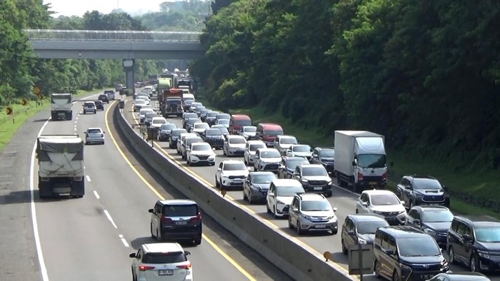 Kemacetan terjadi di ruas Tol Cipularang dari arah Jakarta menuju Bandung. Momen libur Hari Raya Nyepi dan jelang Ramadan dimanfaatkan oleh sejumlah untuk mudik atau berwisata.