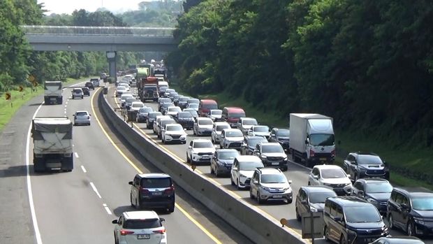 Kemacetan terjadi di ruas Tol Cipularang dari arah Jakarta menuju Bandung. Momen libur Hari Raya Nyepi dan jelang Ramadan dimanfaatkan oleh sejumlah untuk mudik atau berwisata.