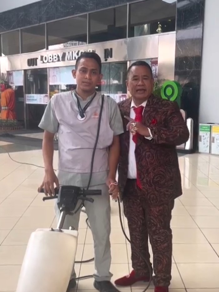 Pengacara Hotman Paris Hutapea kagum ada pegawai mal di Jakut yang mengembalikan dompetnya yang terjatuh. Dia kagum atas kejujuran pegawai tersebut. (IG @hotmanparisofficial)