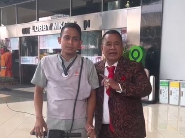 Ini Edi Sanjaya, Cleaning Service Jujur Kembalikan Dompet Hotman Paris