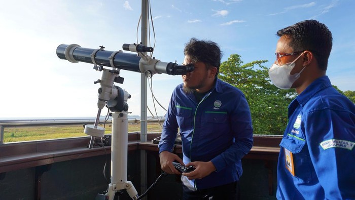 Petugas BMKG Sorong menggunakan teropong mengamati hilal di Kota Sorong, Papua Barat Daya, Rabu (22/3/2023). Pengamatan oleh tim rukyatul hilal dari Kementerian Agama Kota dan Kabupaten Sorong bersama BMKG tidak dapat melihat hilal karena tertutup awan, namun BMKG memastikan tinggi hilal saat ini 7 derajat 21 menit 32 detik. ANTARA FOTO/Olha Mulalinda/tom.