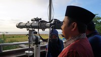 Dari Sorong, Papua, Kepala Kantor Agama Kota Sorong Rofiul Amir menggunakan teropong mengamati hilal Rabu (22/3/2023). ANTARA FOTO/Olha Mulalinda