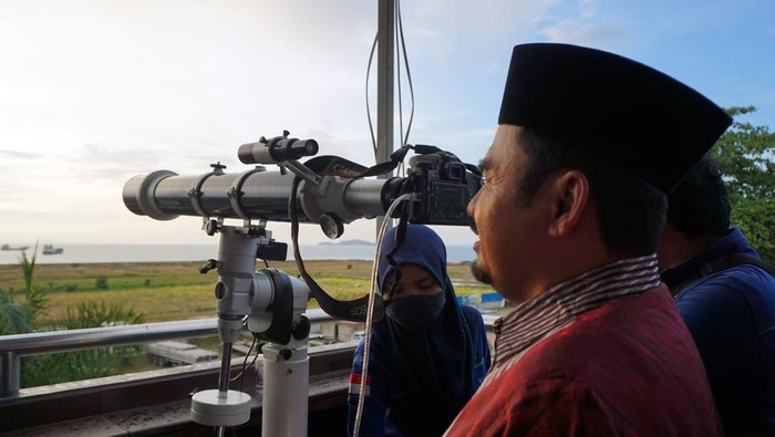 Petugas BMKG Sorong menggunakan teropong mengamati hilal di Kota Sorong, Papua Barat Daya, Rabu (22/3/2023). Pengamatan oleh tim rukyatul hilal dari Kementerian Agama Kota dan Kabupaten Sorong bersama BMKG tidak dapat melihat hilal karena tertutup awan, namun BMKG memastikan tinggi hilal saat ini 7 derajat 21 menit 32 detik. ANTARA FOTO/Olha Mulalinda/tom.