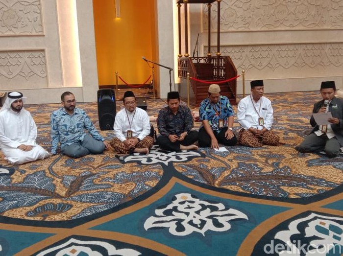 Pengurus Masjid Raya Sheikh Zayed Kota Solo saat konferensi pers, Rabu (22/3/2023).