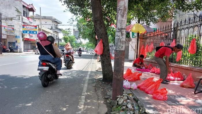 Penjual bunga musiman di Jember