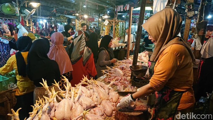 Penjual daging ayam di Pasar Rebo Purwakarta, Rabu (22/3/2023).