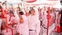 Ratusan siswa SD mendapat edukasi bagaimana melakukan sikat gigi yang baik dan benar.