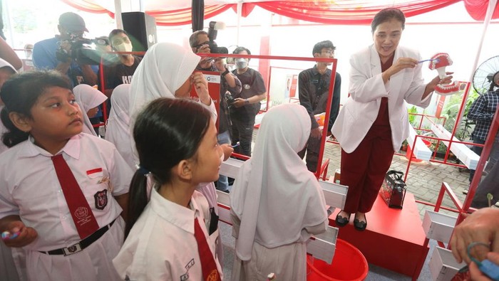 Peringati World Oral Health Day 2023, Ratusan Siswa SD Belajar Cara Sikat Gigi Dalam memperingati World Oral Health Day (WOHD) atau Hari Kesehatan Gigi dan Mulut Sedunia 2023, ratusan siswa mengikuti kampanye sikat gigi, di Jakarta. Begini momennya.