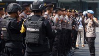 Personel TNI dan Polri mengikuti apel pasukan di Polrestabes Surabaya, Jawa Timur, Rabu (22/3/2023).