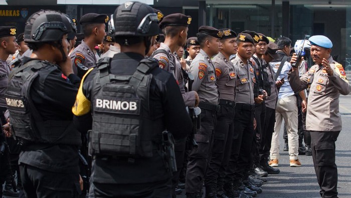 Polisi mengikuti apel pasukan di Polrestabes Surabaya, Jawa Timur, Rabu (22/3/2023). Polrestabes Surabaya mengerahkan 315 personel gabungan TNI, Polri, dan Satpol PP Kota Surabaya ke sejumlah titik lokasi untuk mengamankan kegiatan masyarakat dalam melaksanakan ibadah selama bulan Ramadhan. ANTARA FOTO/Didik Suhartono/hp.