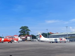 Suasana lengang terlihat di Bandara Ngurah Rai. Sejumlah pesawat dari berbagai maskapai terparkir, tidak ada yang wira-wiri di bandara internasional itu, saat Nyepi.