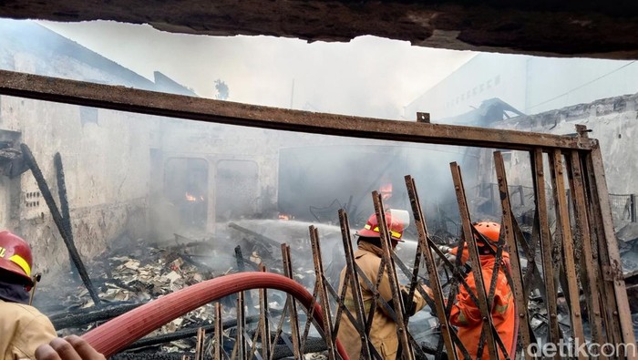 Petugas damkar memadamkan api di toko pakaian anak dan mainan di Jl Diponegoro No 138 Kutoarjo, Purworejo, Rabu (22/3/2023).