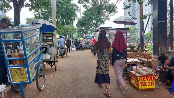 Peziarah dan Pedagang di TPU Menteng Pulo