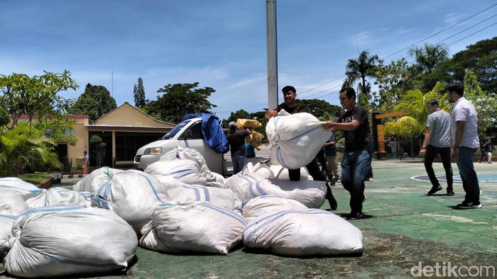 Polisi di Polman, Sulbar menggagalkan pengiriman 35 karung pakaian bekas impor dari Makassar.