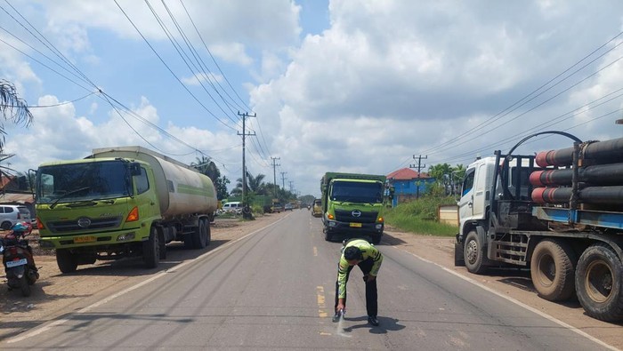 Polisi melakukan oleh TKP pemotor ditabrak truk di Jambi
