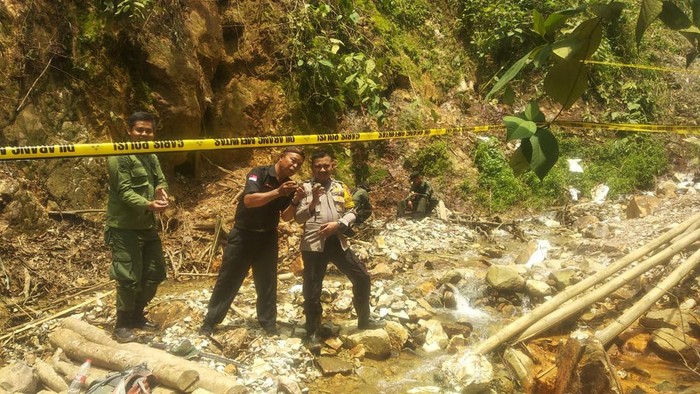 Polisi menutup tambang emas ilegal di Bogor