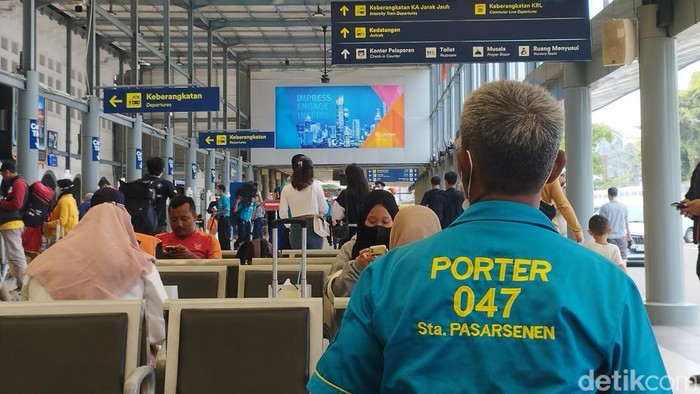 Porter di Stasiun Pasar Senen, Jakarta Pusat.