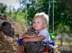 Potret Kucing Jadi Babysitter, So Sweet...