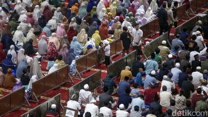 Potret Salat Tarawih Pertama di Masjid Istiqlal