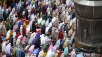 Tiap sudut masjid penuh dengan jemaah.