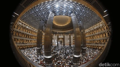 Potret Salat Tarawih Pertama di Masjid Istiqlal