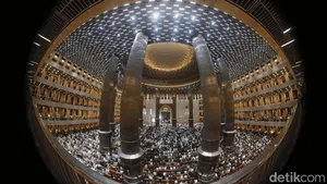 Potret Salat Tarawih Pertama di Masjid Istiqlal