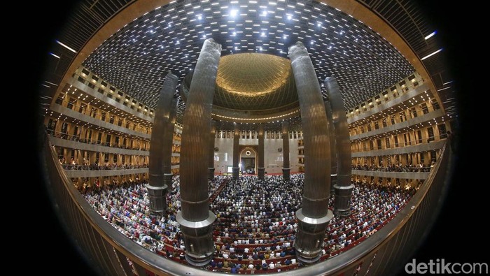 Potret Salat Tarawih Pertama di Masjid Istiqlal