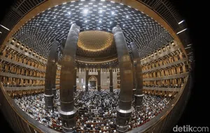 Potret Salat Tarawih Pertama di Masjid Istiqlal