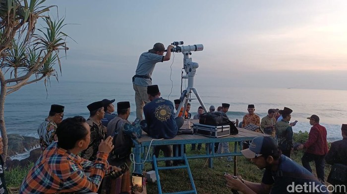 Proses pemantauan hilal di Pangandaran