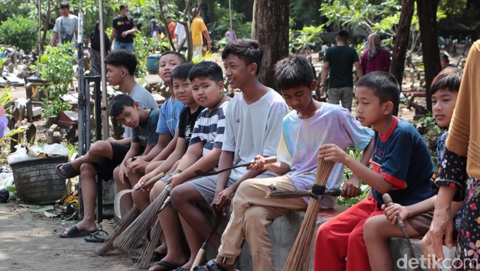 Puluhan siswa SD Ponorogo saat bersih-bersih makam.