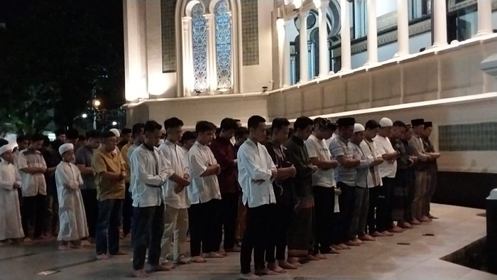 Jemaah saat melaksanakan salat tarawih pertama di Masjid Raya Medan. Foto: Finta Rahyuni/detikSumut