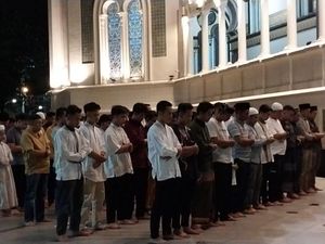 Salat Tarawih Pertama di Masjid Raya Medan Membludak hingga ke Halaman