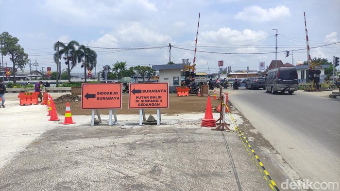Rambu pengalihan di Frontage Road Brigif Marinir Raya Juanda-Raya Aloha.