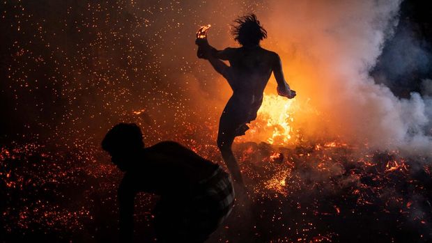 Ritual Perang Api di Ubud Gianyar Bali (Getty Images/Agung Parameswara)