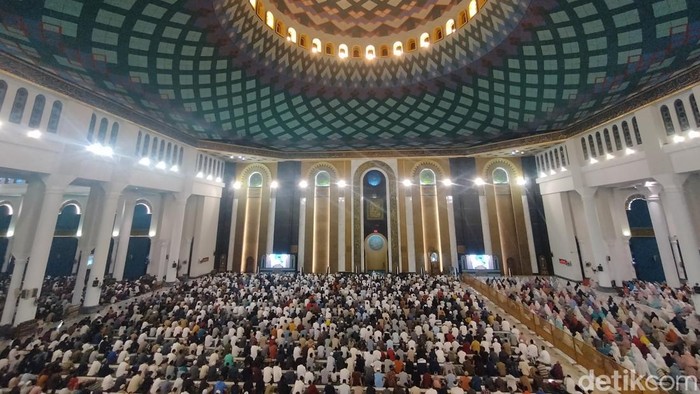 Salat tarawih di Masjid Al Akbar Surabaya