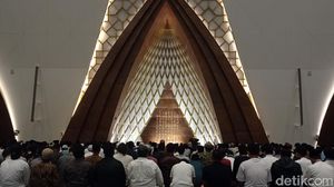 Potret Salat Tarawih di Masjid Raya Al Jabbar Bandung
