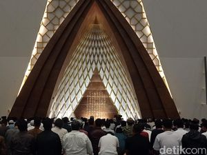 Potret Salat Tarawih di Masjid Raya Al Jabbar Bandung